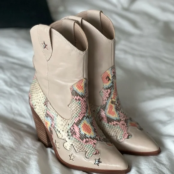 COPY - Aldo x Tezza Leather The Runaway Embossed Western Boots in Beige. - Picture 2 of 9